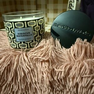 Bath & Body Works Hibiscus Waterfalls Candle with Black and Cream Design